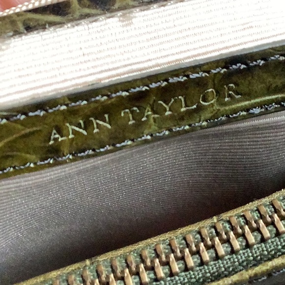 Ann Taylor Genuine Leather, croc embossed, green handbag. - Picture 5 of 10